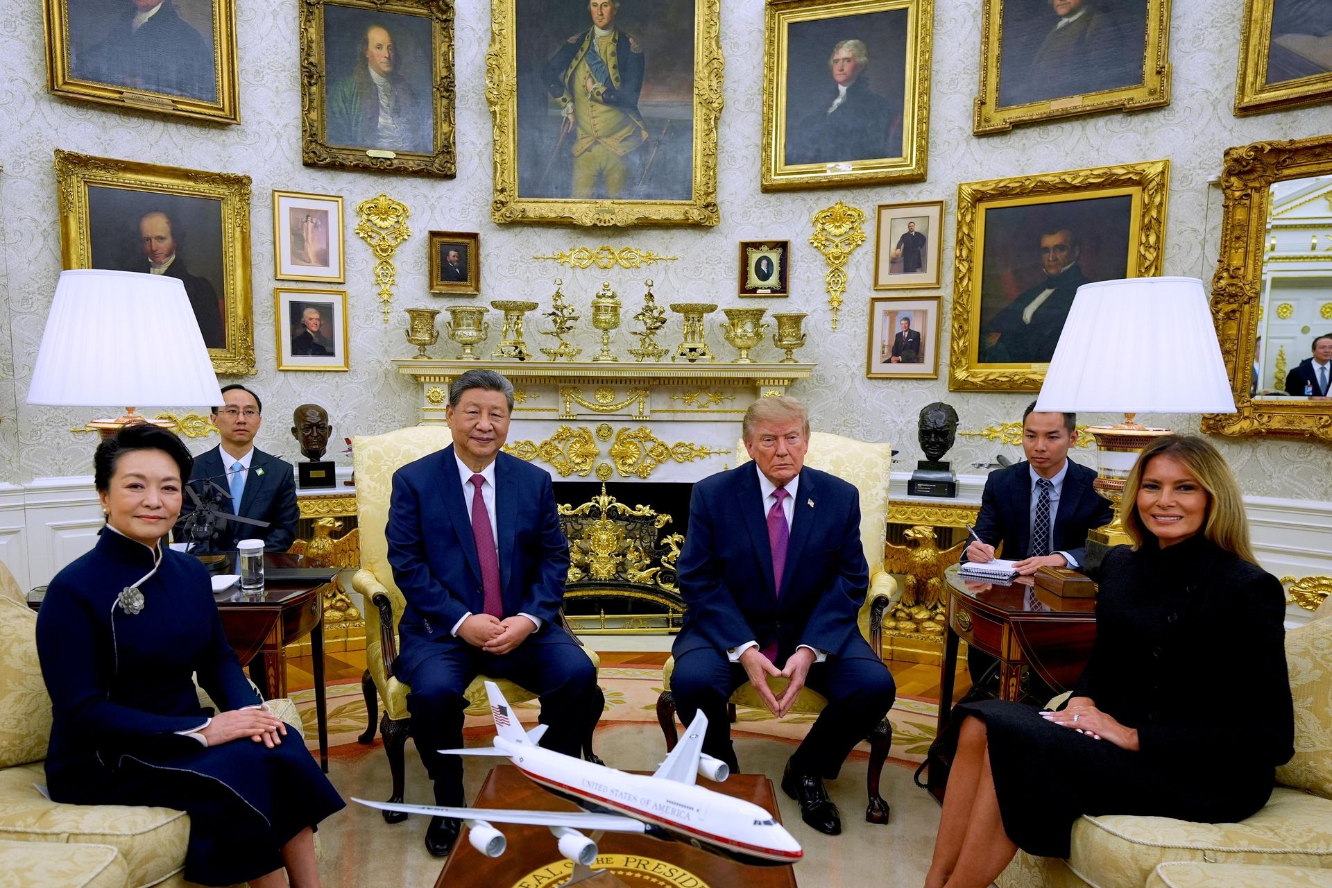 Президент США Дональд Трамп и председатель КНР Си Цзиньпин в Овальном кабинете Белого дома США Президент США Дональд Трамп и председатель КНР Си Цзиньпин в Овальном кабинете Белого дома США - РИА Новости, 1920, 25.09.2026