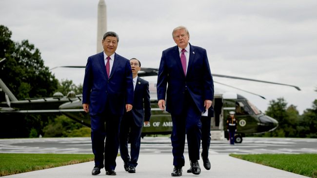 Президент США Дональд Трамп и председатель КНР Си Цзиньпин направляются в Белый дом в Вашингтоне Президент США Дональд Трамп и председатель КНР Си Цзиньпин направляются в Белый дом в Вашингтоне