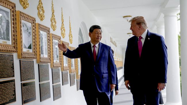 Председатель КНР Си Цзиньпин и президент США Дональд Трамп на президентской алее славы в Белом доме. 24 сентября 2026