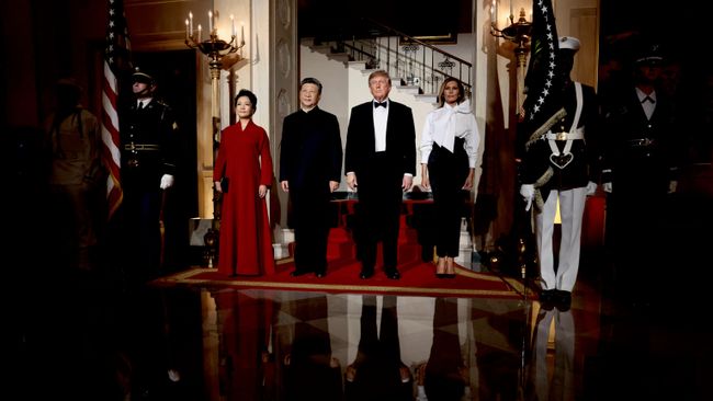 Председатель КНР Си Цзиньпин и президент США Дональд Трамп с супругами перед началом государственного ужина в Белом доме. 24 сентября 2026 Председатель КНР Си Цзиньпин и президент США Дональд Трамп с супругами перед началом государственного ужина в Белом доме. 24 сентября 2026