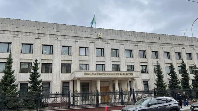 Приспущенный флаг на здании посольства Казахстана в Москве