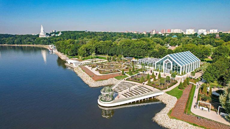 Свадебный павильон, сад и ротонда на Царской набережной в Коломенском в Москве