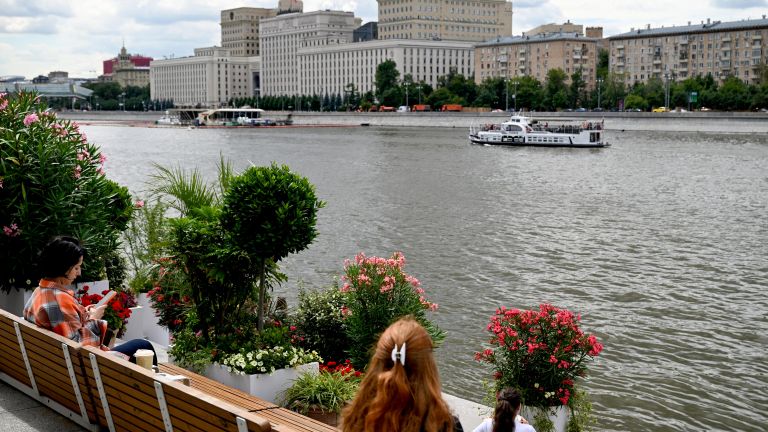 Отдыхающие на Пушкинской набережной в парке Горького в Москве.