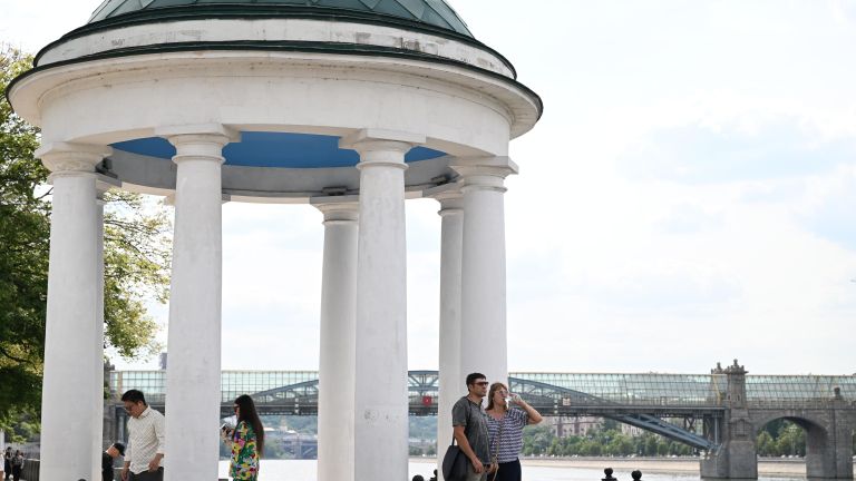 Отдыхающие на Пушкинской набережной в парке Горького в Москве.