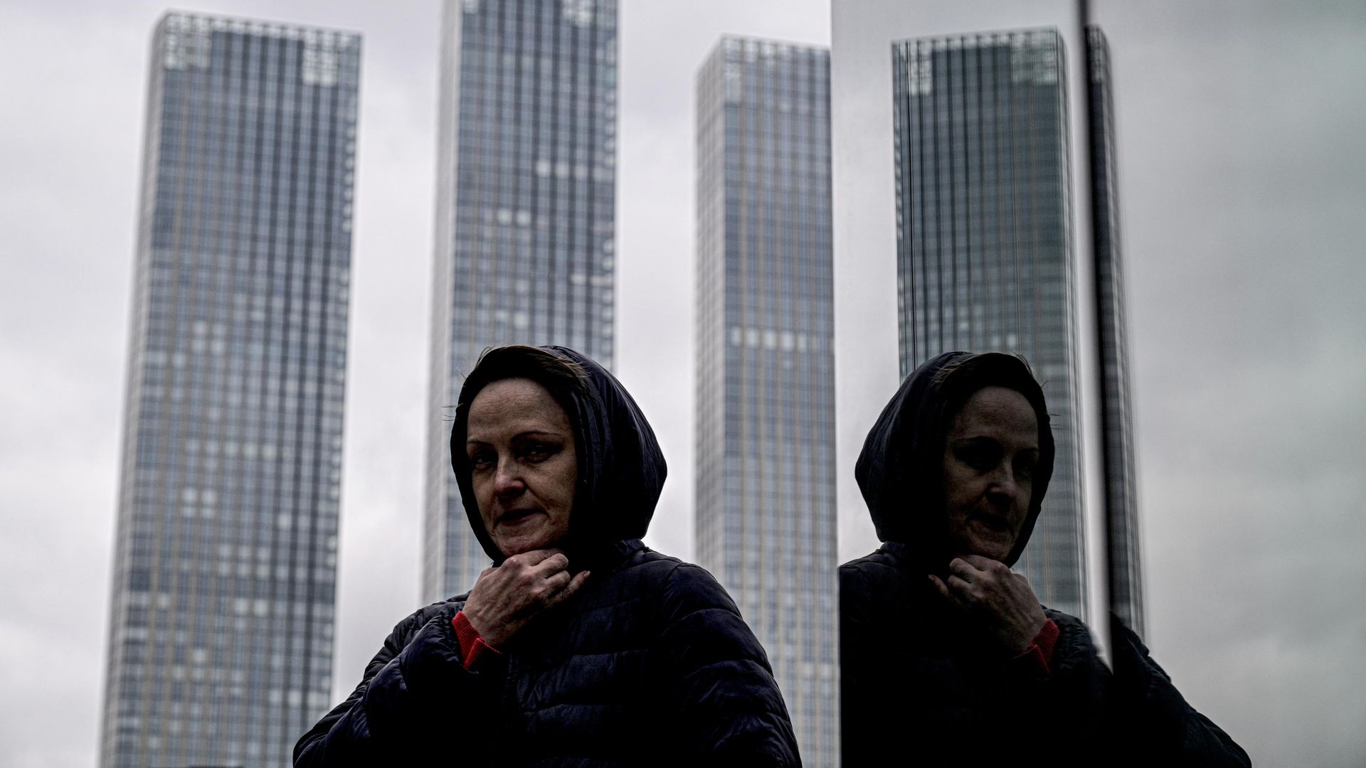 Прохожая у Делового центра Москва-Сити. Прохожая у Делового центра Москва-Сити. - РИА Новости, 1920, 05.10.2026