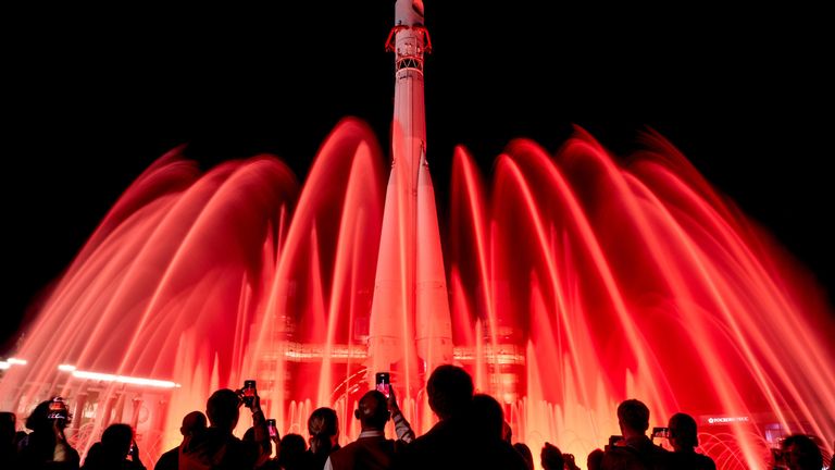 Реконструированный фонтан под макетом ракеты-носителя Восток на ВДНХ