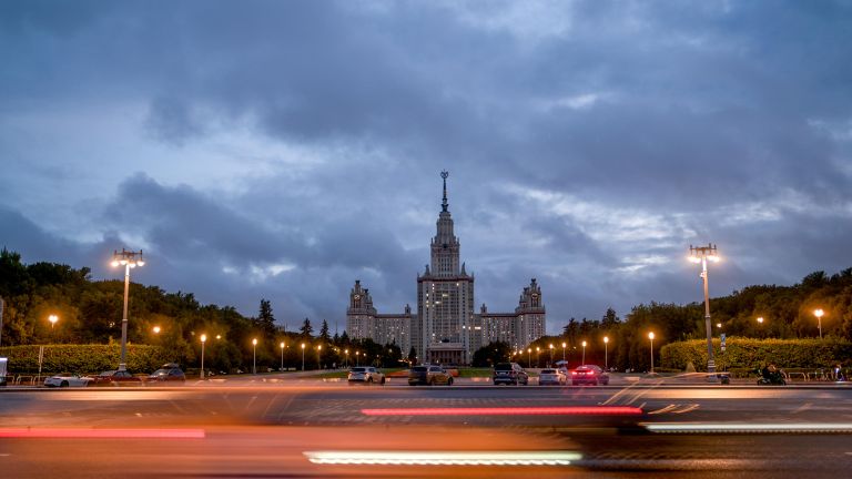 Здание МГУ имени М.В. Ломоносова на Воробьевых горах в Москве. 