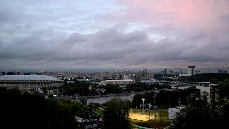 Вид на город со смотровой площадки на Воробьевых горах в Москве. 