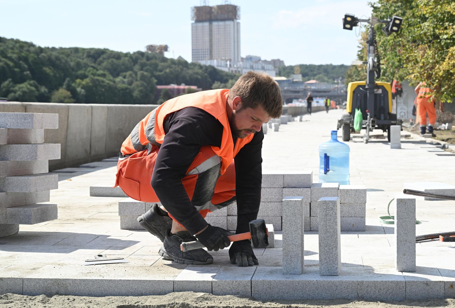Работы по благоустройству Фрунзенской набережной в Москве Работы по благоустройству Фрунзенской набережной в Москве - РИА Новости, 1920, 25.09.2026