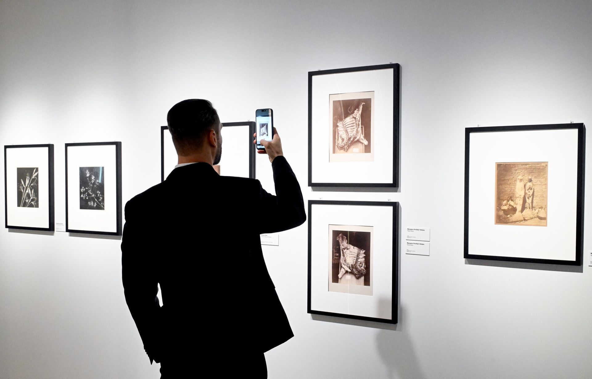 Посетитель на выставке Новаторы мировой фотографии в центре визуальной культуры Beton в Москве - РИА Новости, 1920, 25.09.2026