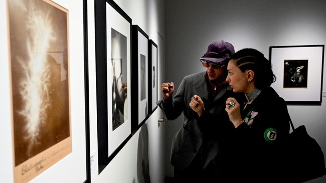 Посетители на выставке Новаторы мировой фотографии в Центре визуальной культуры Béton в Москве
