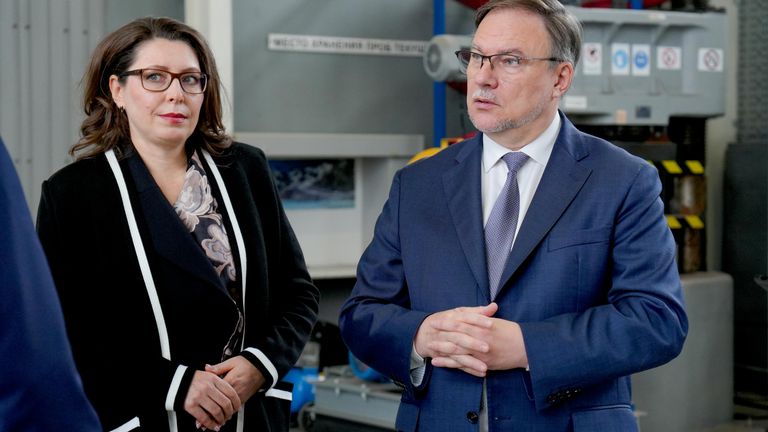Визит заместителя министра науки и высшего образования РФ Дмитрия Афанасьева в НИУ БелГУ. На фото слева направо ректор НИУ БелГУ Евгения Карловская и Дмитрий Афанасьев в Инжиниринговом центре инновационных решений НИУ БелГУ. Визит заместителя министра науки и высшего образования РФ Дмитрия Афанасьева в НИУ БелГУ. На фото слева направо ректор НИУ БелГУ Евгения Карловская и Дмитрий Афанасьев в Инжиниринговом центре инновационных решений НИУ БелГУ.