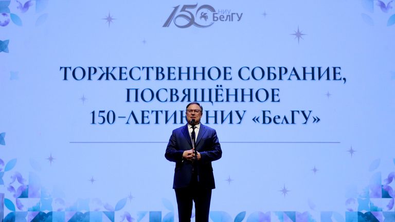 Заместитель министра науки и высшего образования РФ Дмитрий Афанасьев поздравляет коллектив НИУ БелГУ со 150-летием вуза Заместитель министра науки и высшего образования РФ Дмитрий Афанасьев поздравляет коллектив НИУ БелГУ со 150-летием вуза