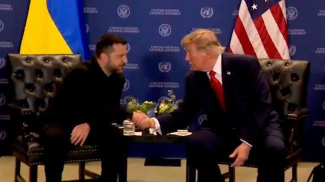 Странный жест Трампа после рукопожатия с Зеленским Странный жест Трампа после рукопожатия с Зеленским