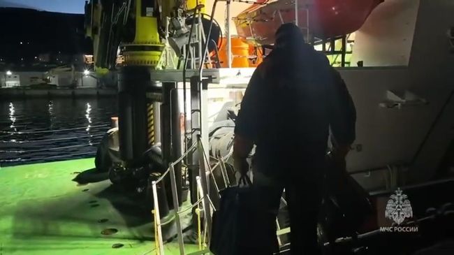 На Камчатке спасатели оказывают помощь экипажу судна Триумф