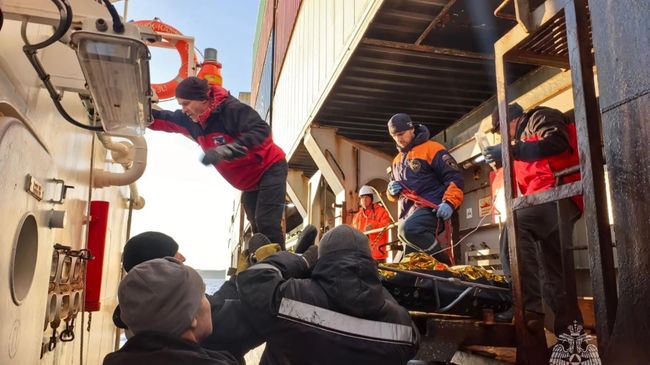 Спасатели оказывают помощь экипажу рыболовецкого судна Триумф на Камчатке