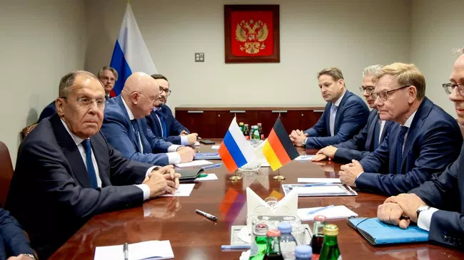 Szergej Lavrov orosz külügyminiszter a német külügyminiszterrel, Johann Wadephullal folytatott megbeszélésen