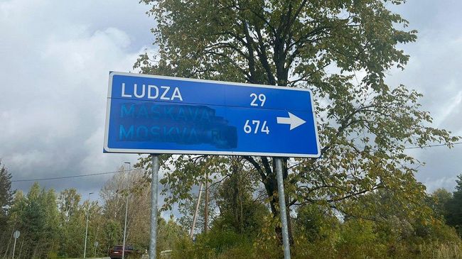 Закрашенный дорожный указатель в Латвии