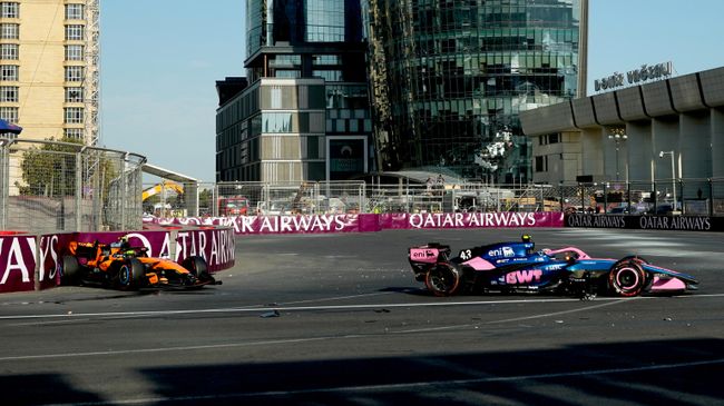 Пилот McLaren британец Ландо Норрис и пилот Alpine аргентинец Франко Колапинто (справа) сидят в своих болидах после аварии во время гонки Гран-при Азербайджана Формулы-1 в Баку, Азербайджан. 26 сентября 2026