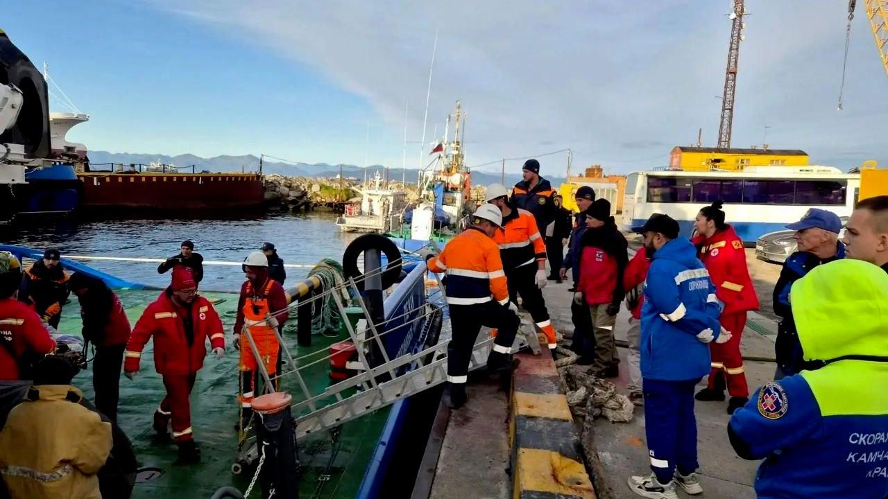 Спасатели Камчатского филиала Морспасслужбы принимают пострадавших моряков с горящего ярусолова Триумф Спасатели Камчатского филиала Морспасслужбы принимают пострадавших моряков с горящего ярусолова Триумф - РИА Новости, 1920, 29.09.2026