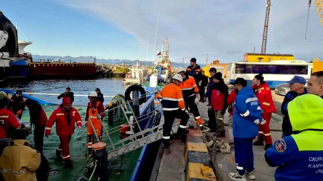Спасатели Камчатского филиала Морспасслужбы принимают пострадавших моряков с горящего ярусолова Триумф