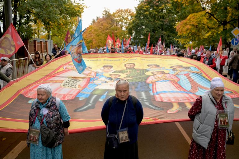 Участники идут крестным ходом от храма Ильи Пророка в селе Ильинское к храму Спаса Нерукотворного Образа в селе Усово Участники идут крестным ходом от храма Ильи Пророка в селе Ильинское к храму Спаса Нерукотворного Образа в селе Усово