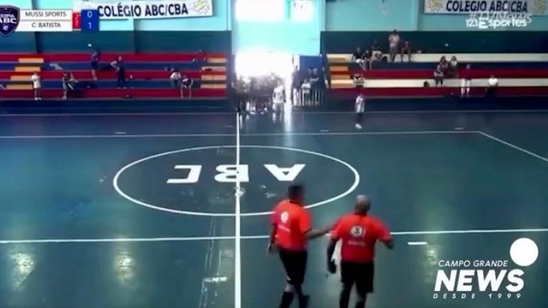 Арбитр достал огнестрельное оружие во время матча по футзалу в бразильском городе Кампу-Гранди Арбитр достал огнестрельное оружие во время матча по футзалу в бразильском городе Кампу-Гранди - РИА Новости, 1920, 27.09.2026