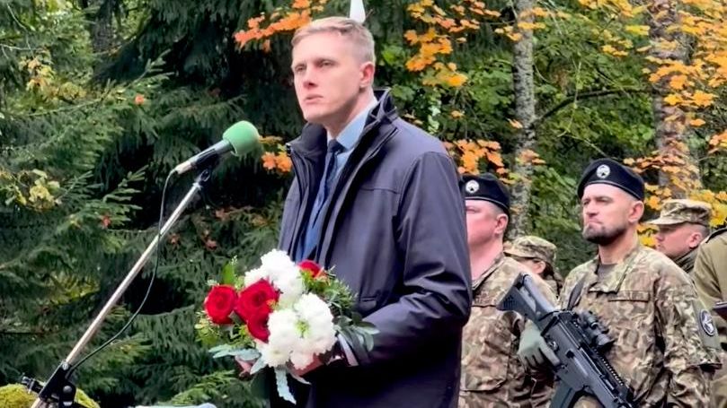 Янис Домбрава во время возложения цветов к памятнику латышских легионеров СС в селе Море Янис Домбрава во время возложения цветов к памятнику латышских легионеров СС в селе Море - РИА Новости, 1920, 27.09.2026