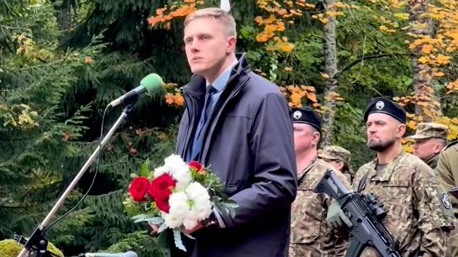 Янис Домбрава во время возложения цветов к памятнику латышских легионеров СС в селе Море