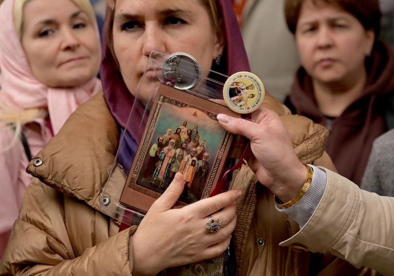 Участники идут крестным ходом от храма Ильи Пророка в селе Ильинское к храму Спаса Нерукотворного Образа в селе Усово Участники идут крестным ходом от храма Ильи Пророка в селе Ильинское к храму Спаса Нерукотворного Образа в селе Усово