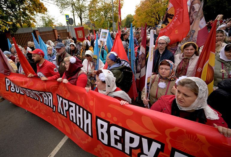 Участники идут крестным ходом от храма Ильи Пророка в селе Ильинское к храму Спаса Нерукотворного Образа в селе Усово Участники идут крестным ходом от храма Ильи Пророка в селе Ильинское к храму Спаса Нерукотворного Образа в селе Усово