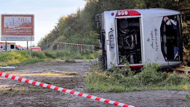 На месте ДТП с участием туристического автобуса возле города Бухлоэ в Баварии