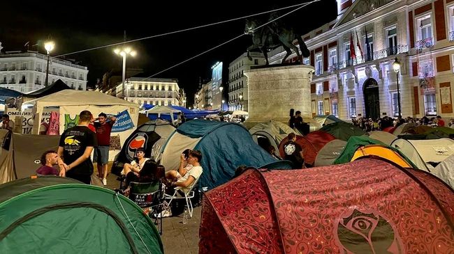 Сотни протестующих остались ночевать в палаточном лагере на площади Мадрида