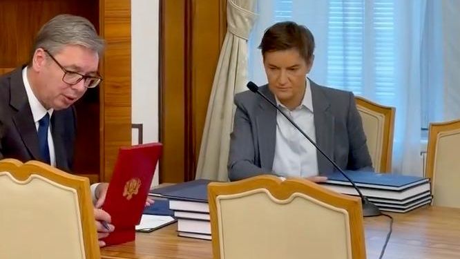Президент Сербии Александр Вучич передал полномочия председателю скупщины Ане Брнабич Президент Сербии Александр Вучич передал полномочия председателю скупщины Ане Брнабич - РИА Новости, 1920, 28.09.2026