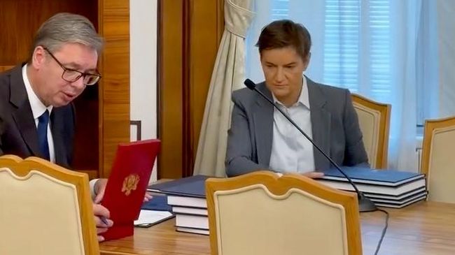 Президент Сербии Александр Вучич передал полномочия председателю скупщины Ане Брнабич Президент Сербии Александр Вучич передал полномочия председателю скупщины Ане Брнабич