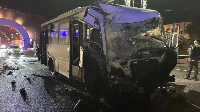 На месте въезда автобуса в бетонную стену в Сочи