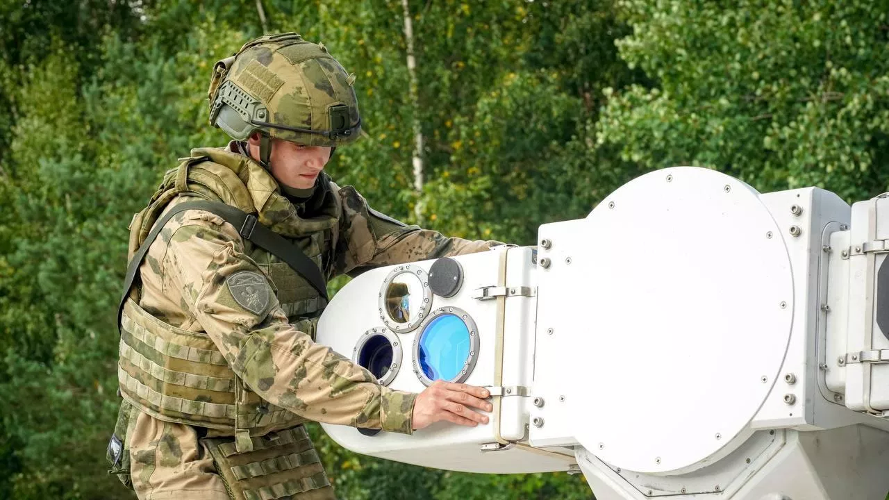 Испытания боевого лазера, поражающего беспилотные летательные аппараты, в Ленинградской области - РИА Новости, 1920, 28.09.2026