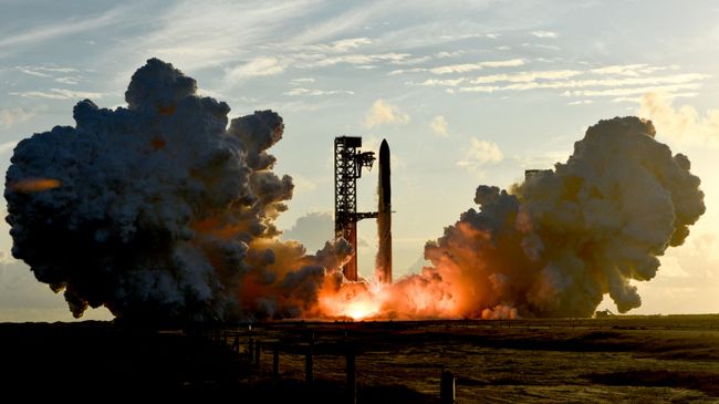 Запуск космического корабля SpaceX Starship с пускового комплекса в штате Техас