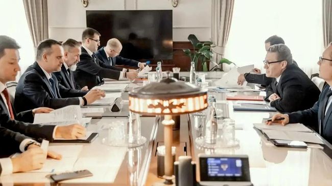 Министр транспорта России Андрей Никитин и губернатор Вологодской области Георгий Филимонов во время встречи