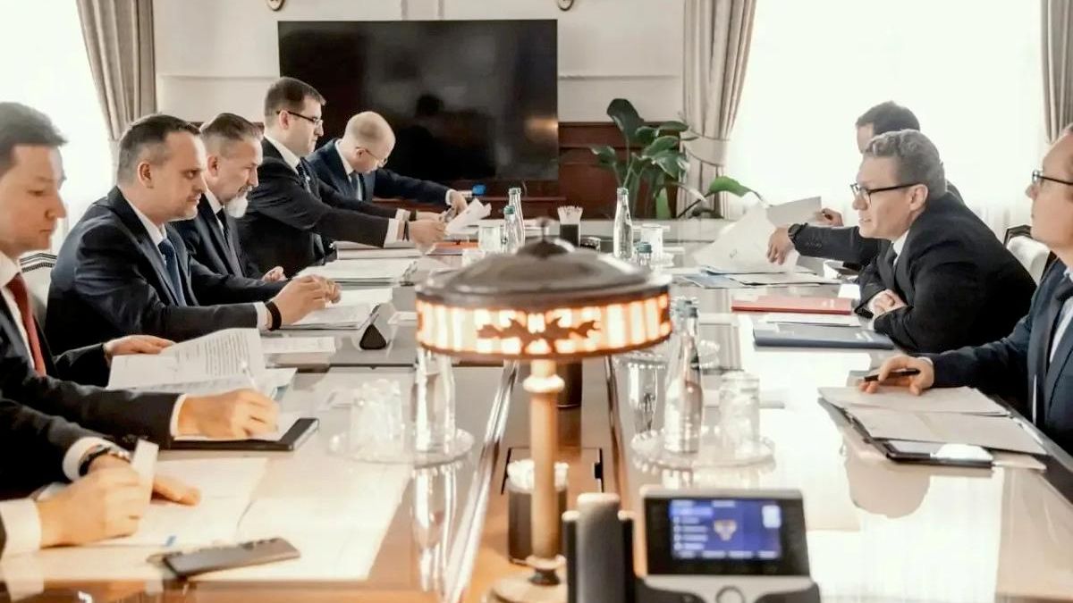 Министр транспорта России Андрей Никитин и губернатор Вологодской области Георгий Филимонов во время встречи Министр транспорта России Андрей Никитин и губернатор Вологодской области Георгий Филимонов во время встречи - РИА Новости, 1920, 28.09.2026
