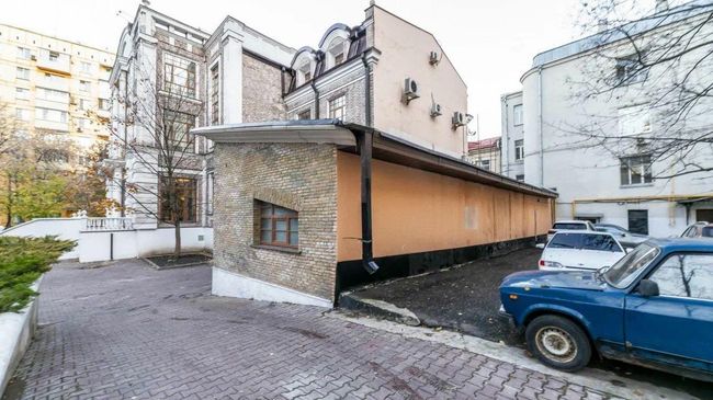 Одноэтажное здание в Басманном районе Москвы