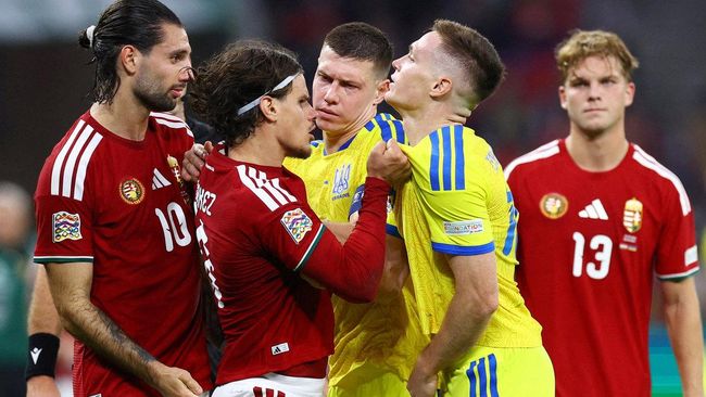 Венгерские футболисты Милош Керкез и Доминик Собослаи вступили в конфликт с украинцами Николаем Матвиенко и Виктором Цыганковым во время матча Лиги наций Венгерские футболисты Милош Керкез и Доминик Собослаи вступили в конфликт с украинцами Николаем Матвиенко и Виктором Цыганковым во время матча Лиги наций