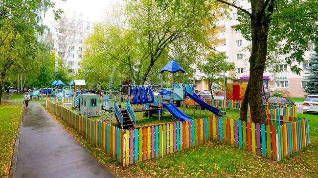 Благоустроенная дорожка в московском дворе