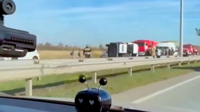 Автобус с пассажирами опрокинулся на бок из-за ДТП на трассе в Татарстане