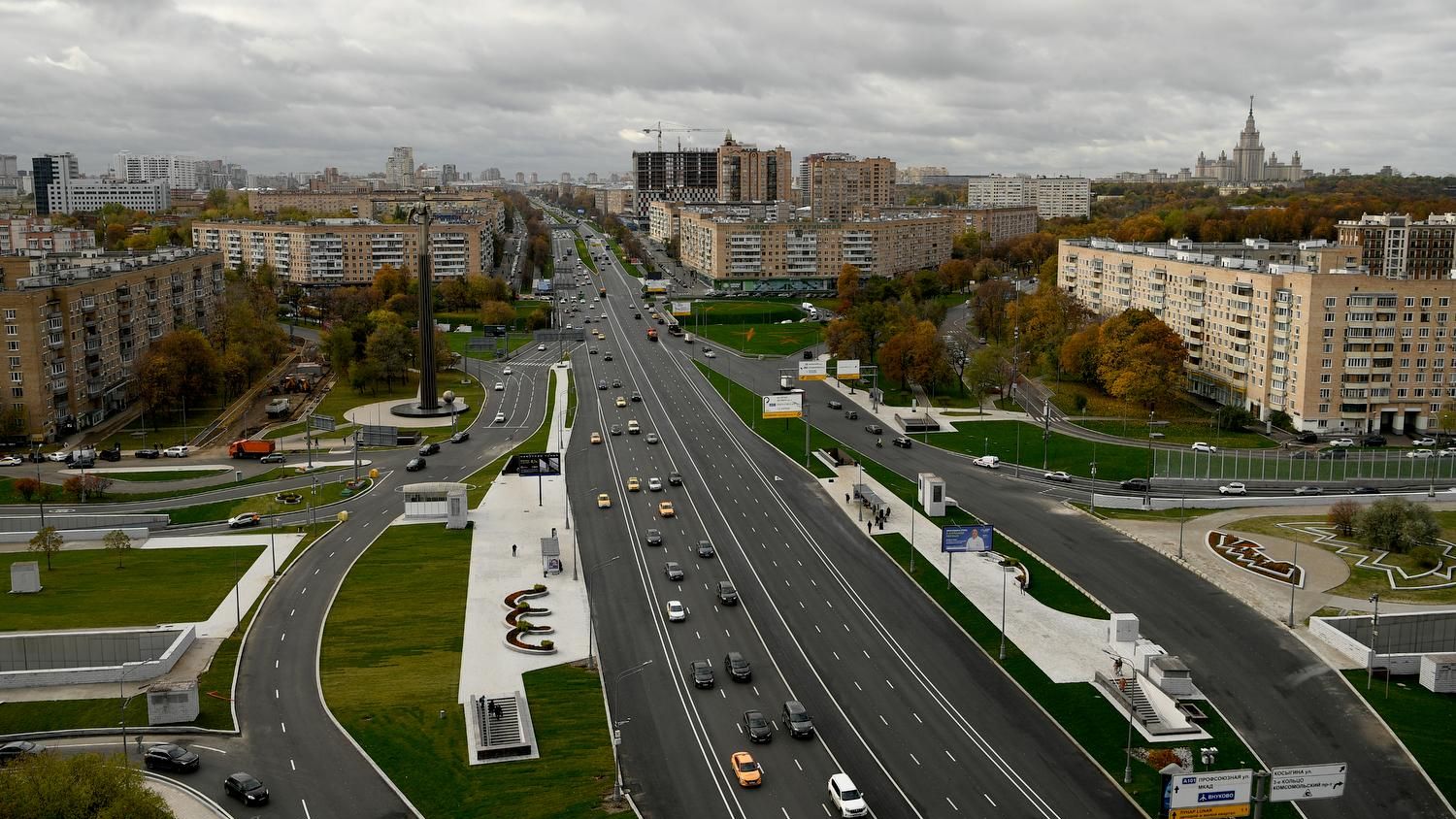 Ленинский проспект, площадь Гагарина, памятник Юрию Гагарину и Московский Государственный Университет (МГУ) имени М.В. Ломоносова с крыши дома на Ленинском проспекте в Москве - РИА Новости, 1920, 29.09.2026