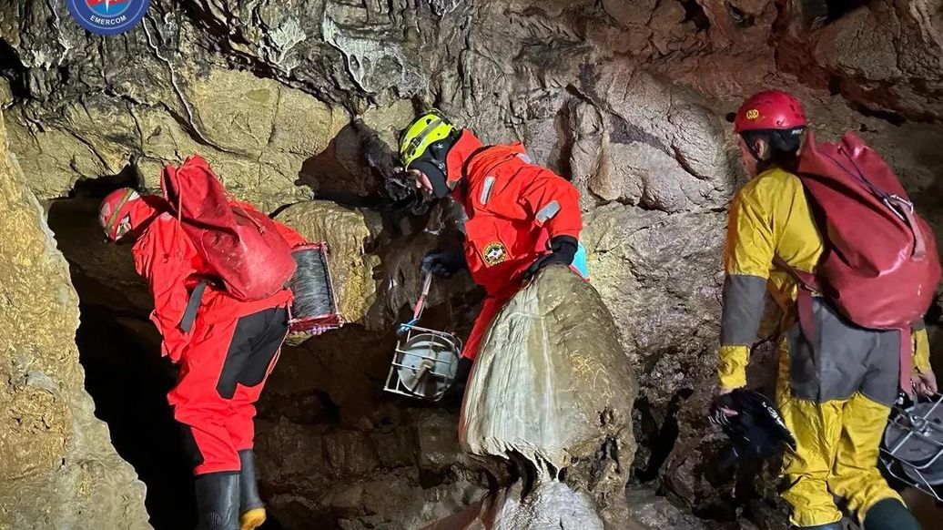 Спасатели нашли туристов, пропавших в Красной пещере в Крыму