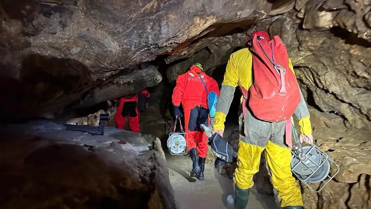 Поиск пропавших туристов в Красной пещере в Крыму Поиск пропавших туристов в Красной пещере в Крыму - РИА Новости, 1920, 29.09.2026