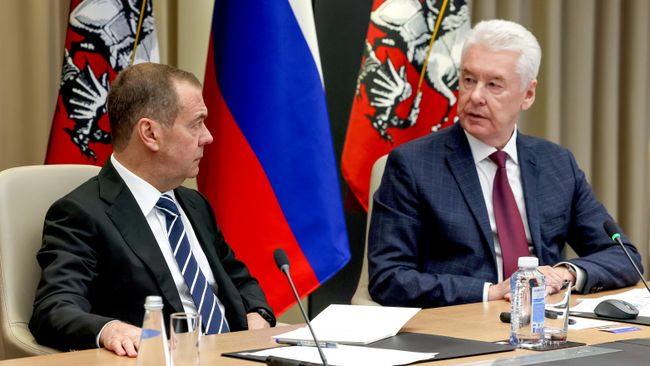 Заместитель председателя Совета безопасности РФ, председатель партии Единая Россия Дмитрий Медведев в ситуационном центре мэрии Москвы Заместитель председателя Совета безопасности РФ, председатель партии Единая Россия Дмитрий Медведев в ситуационном центре мэрии Москвы