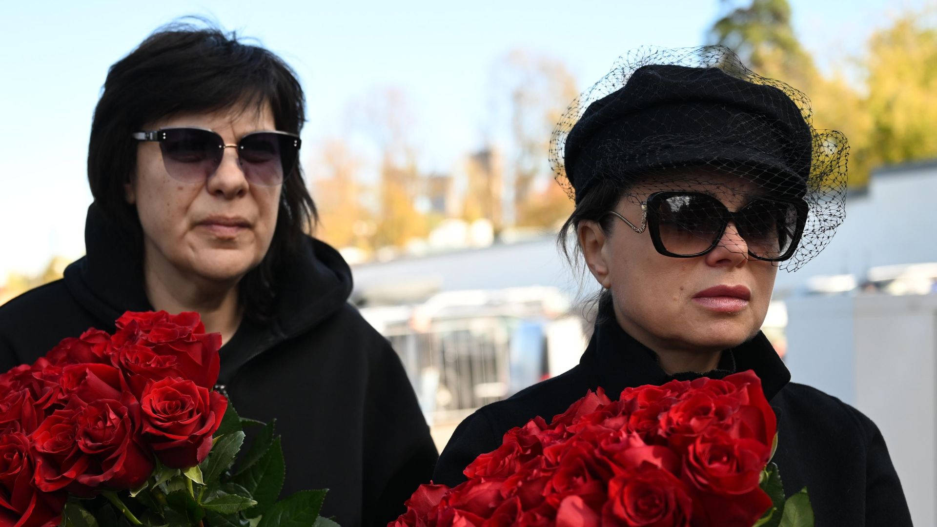 Певица Наташа Королева (справа) перед началом церемонии прощания с музыкальным критиком Сергеем Соседовым на Троекуровском кладбище в Москве - РИА Новости, 1920, 30.09.2026
