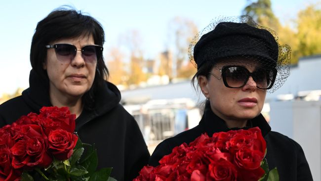 Певица Наташа Королева (справа) перед началом церемонии прощания с музыкальным критиком Сергеем Соседовым на Троекуровском кладбище в Москве